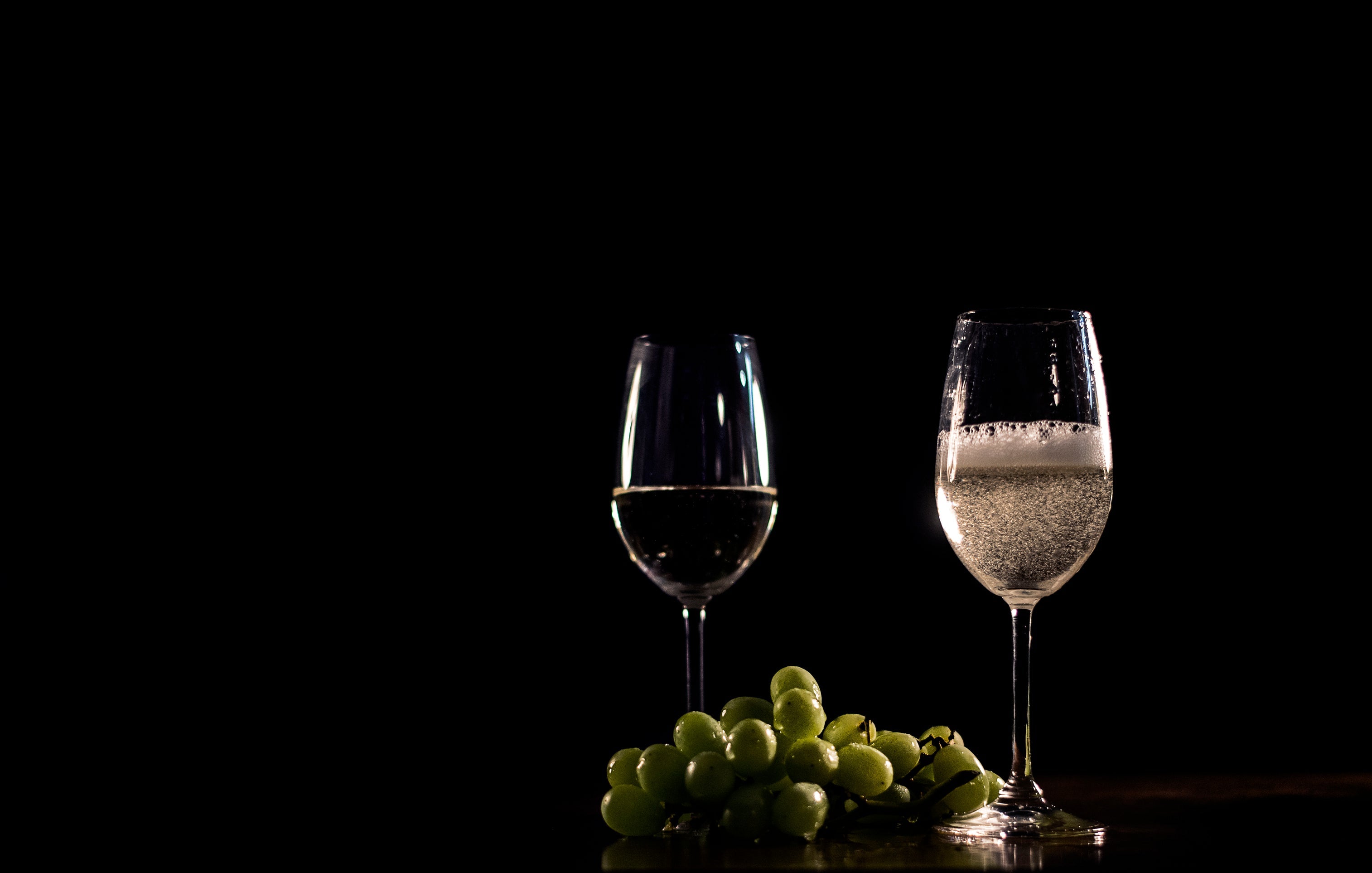 sparkling-white-wine-and-grapes__PID:22a65f7a-b964-46cb-8a23-258665540acd