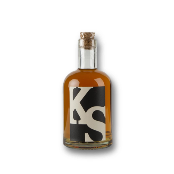 Flasche KS Alte Zwetschge mit edlem Obstbrand, hochwertige Delikatesse aus der Schweiz.